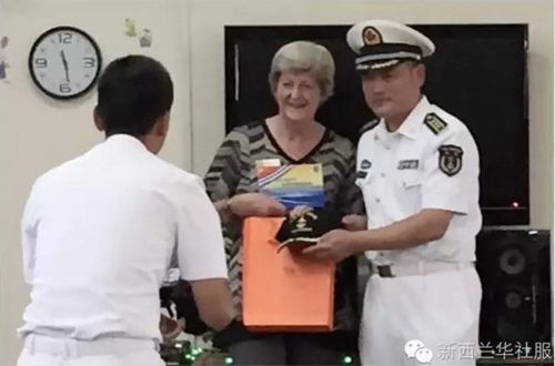 演出結(jié)束后，中國海軍贈(zèng)送慰問品及合影留念。