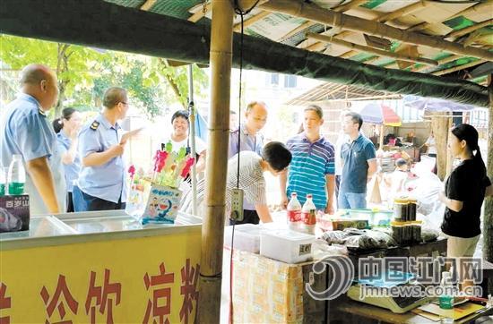 開平市工商部門赴景區(qū)開展消費(fèi)檢查行動。 伍安平 攝