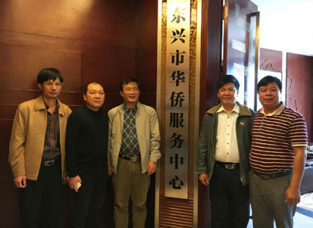 圖為自治區(qū)僑聯(lián)副主席林振龍（左三）一行到東興市華僑服務中心調(diào)研。