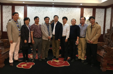 圖為自治區(qū)僑聯(lián)副主席林振龍（左四）一行到華商企業(yè)調(diào)研。