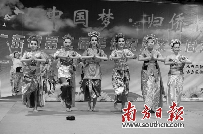 “中國夢·歸僑情”文藝演出在惠州潼湖華僑農(nóng)場舉行，“華僑農(nóng)場文化活動周”成為僑場群眾喜聞樂見的文化形式。