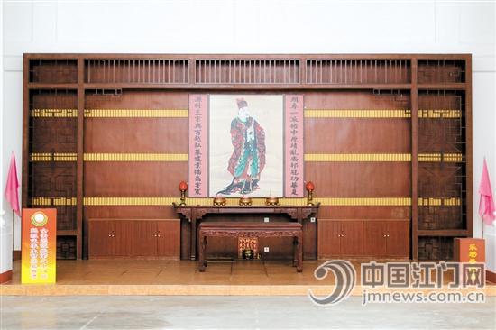 祠堂內(nèi)供奉著雷、方、鄺三姓始祖畫(huà)像。