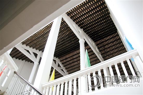 后座有兩層，屋頂是惟一一處沿用古老祠堂建造風(fēng)格之處。