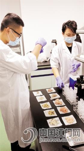 縣級食品藥品監(jiān)管所快篩快檢分中心開展水產(chǎn)品快速檢測。