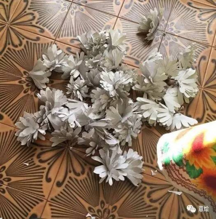 眾多僑胞正為明日即將舉辦的祭奠活動(dòng)緊張籌備著。(《歐洲時(shí)報(bào)意大利版》公眾號(hào)/讀者供圖)