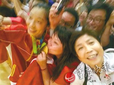 慶祝女排奪冠 (受訪者供圖) 慶祝女排奪冠 (受訪者供圖)