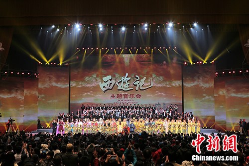 音樂會結(jié)束后，現(xiàn)場觀眾擁到臺下，遲遲未離開。受訪者供圖
