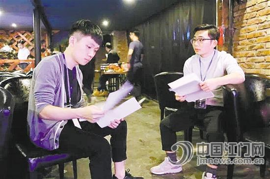 演出前周俊全(右)和陳博宇(左)對(duì)劇本作最后確認(rèn)。