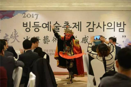 精心準備的中國傳統(tǒng)演出、感恩抽獎環(huán)節(jié)將活動氣氛推向高潮