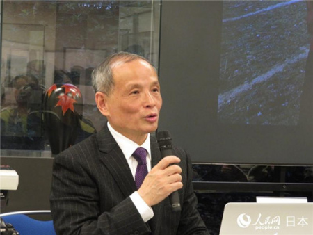 旅日華人攝影家馮學(xué)敏在講座上介紹攝影感想 旅日華人攝影家馮學(xué)敏在講座上介紹攝影感想