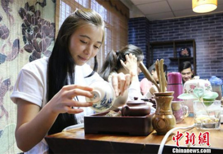 來自烏茲別克斯坦的瑪夫杜娜在茶藝課上練習(xí)?！」⒌さ?攝