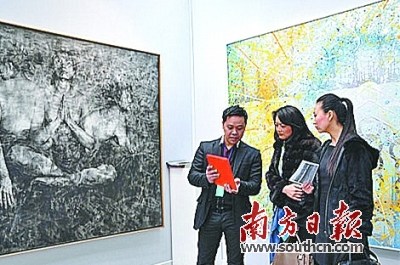 方孝信(左)在大皇宮美術(shù)館介紹藝術(shù)家作品。