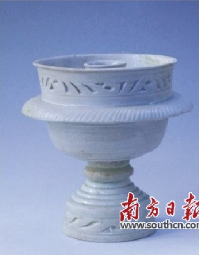 宋代潮州窯雕刻紋爐。