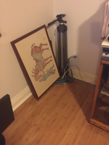 書房內100多磅(近100斤)重平常至少需要兩個大漢才扛得動的保險箱整個不翼而飛。（美國《世界日報》/梁太太提供）