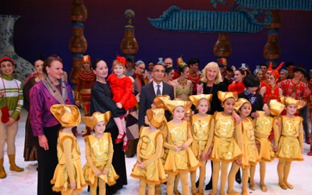 大使副議長和奧地利小演員 大使副議長和奧地利小演員