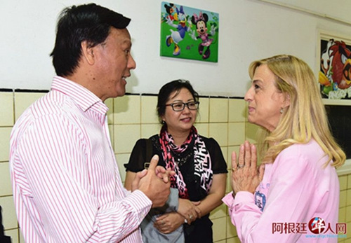 袁建平夫婦與Marcela(右一)對話 袁建平夫婦與Marcela(右一)對話