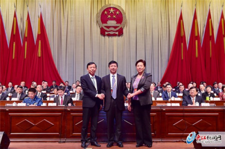 　晉江市委書記劉文儒(中)與晉江市第十六屆人大常委會(huì)主任陳健倩(右)、晉江市第 十七屆人大常委會(huì)主任洪于權(quán)(左)合影。