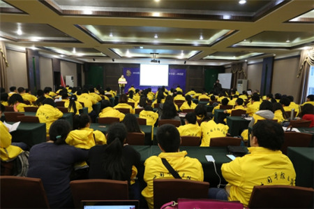 省外事僑務(wù)辦副主任張業(yè)初(左)向冬令營營員代表授營旗 省外事僑務(wù)辦副主任張業(yè)初(左)向冬令營營員代表授營旗