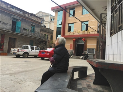 在猴嶼鄉(xiāng)猴嶼村，青壯年大多偷渡出國，只有老人留守在家。