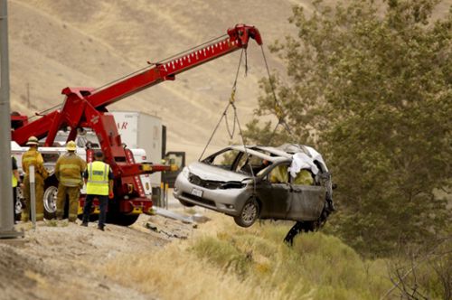 廂型車遭撞后起火，車?yán)锏牧藷o法逃離，葬身火海。（美國《世界日報》/資料照片）