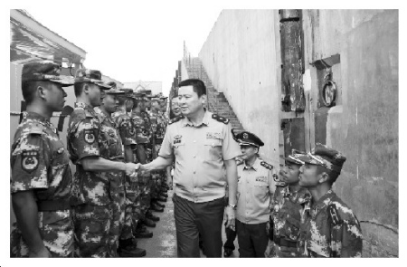 圖為公安部邊防管理局局長陳定武少將慰問水上支隊執(zhí)勤官兵。 