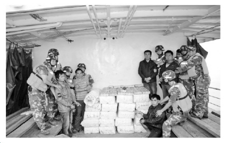 圖為中老執(zhí)法人員在湄公河孟巴里奧水域查獲毒品579公斤。 