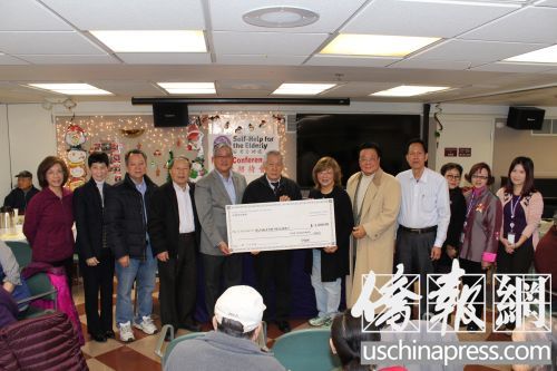 安老自助處董事局主席王繆少瑩（右6）接受華助中心基金會捐助的5000元善款支票。