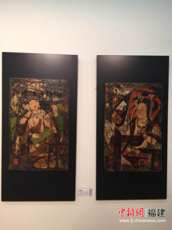展出的周榕清漆藝作品。