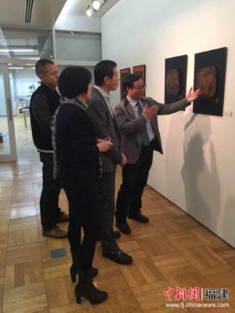 周榕清(右一)向來參觀的日本黃檗文化促進會理事長陳熹(右二)等旅日華僑介紹其漆藝作品。
