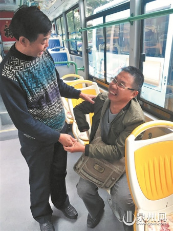 等待發(fā)車前，萬金成師傅與一名乘客開心地聊家常。