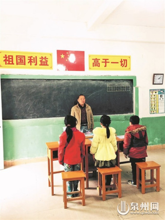 雖然學(xué)生不多，但肖振燦仍然全心堅(jiān)守在三尺講臺(tái)。