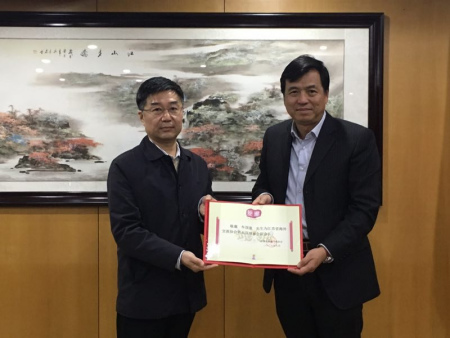 孫彬副主任(左一)為牟國量秘書長(右一)頒發(fā)我會副會長證書 孫彬副主任(左一)為牟國量秘書長(右一)頒發(fā)我會副會長證書