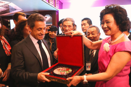 法亞共和聯(lián)盟會(huì)長錢美蓉（右）是薩科齊的“粉絲”。（法國《歐洲時(shí)報(bào)》/孔帆 攝）