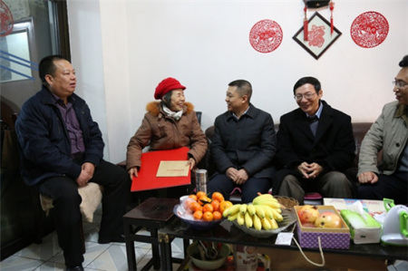 文甦(中)慰問內(nèi)江市歸僑僑眷張崇芬(左二) 文甦(中)慰問內(nèi)江市歸僑僑眷張崇芬(左二)