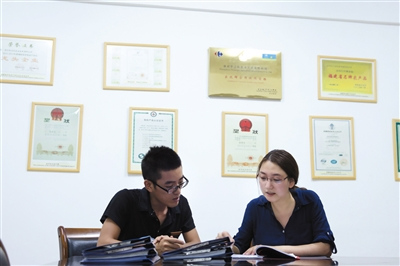劉梅旭與項(xiàng)目組人員討論果品相關(guān)品質(zhì)標(biāo)準(zhǔn)。