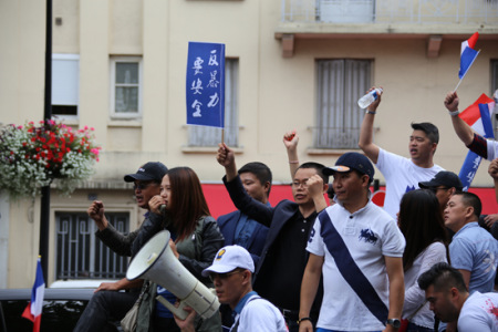 在歐市四路街區(qū)舉行的示威游行，人們高呼：反暴力，要安全。(法國《歐洲時(shí)報(bào)》/黃冠杰 攝)