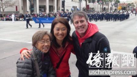 何女士和她的母親及老公在游行隊(duì)伍前合影。(美國(guó)《僑報(bào)》/高睿 攝)