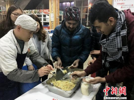 貴州理工學(xué)院的留學(xué)生們學(xué)包餃子。(楊云 攝)