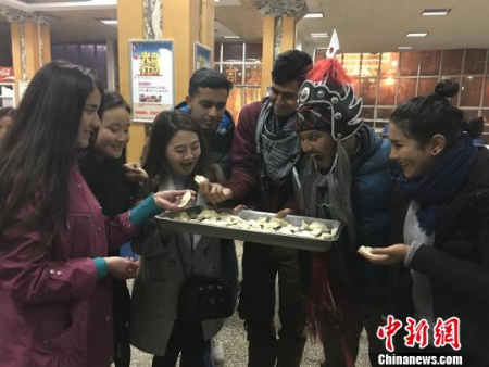 貴州理工學(xué)院的留學(xué)生們展示自己包的餃子。(楊云 攝)