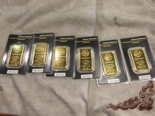 一盎司的瑞士金金條在華裔社區(qū)金店熱賣。(美國《世界日報》/朱蕾 攝)