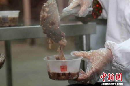 資料圖：臘八粥香飄古寺，古剎靈隱寺開鍋熬制30萬份粥。 江耘 攝