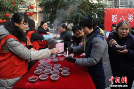 資料圖：安徽合肥市岳西社區(qū)舉辦“溫暖臘八粥 濃濃鄰里情”活動，邀請社區(qū)老人、兒童參與臘八節(jié)習俗趣味活動并品嘗臘八粥。<a target='_blank' >中新社</a>記者 韓蘇原 攝