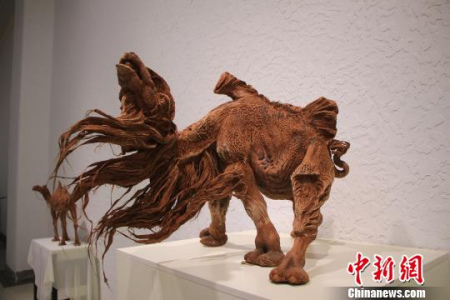 圖為額爾德尼的泥塑作品。　嘎茹迪 攝