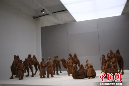 圖為額爾德尼的泥塑作品。　嘎茹迪 攝
