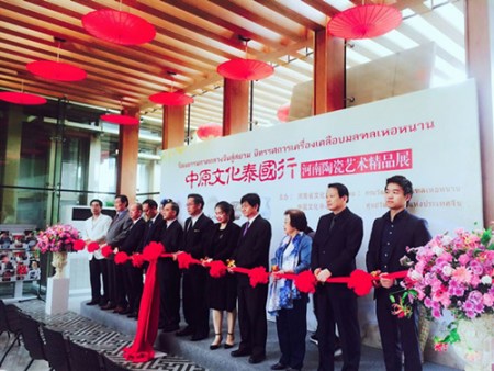 中原文化泰國(guó)行“河南陶瓷藝術(shù)精品展”在曼谷開幕。(楊謳 攝) 
