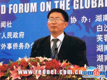 在2003年湖南長(zhǎng)沙舉辦的第二屆世界華文傳媒論壇上，作者發(fā)表演講