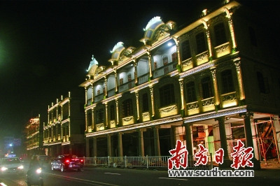 修舊如舊的西堤路騎樓，點亮汕頭老市區(qū)的夜空。楊立軒 攝