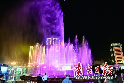 人民廣場音樂噴泉重新啟用，為汕頭璀璨夜景添彩。楊立軒 攝