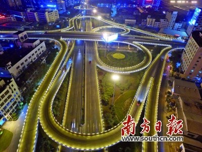 裝上亮麗燈飾的金泰立交橋。楊立軒 攝