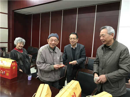 慰問中醫(yī)大老歸僑知識分子 慰問中醫(yī)大老歸僑知識分子